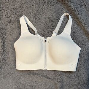 Victoria’s Secret featherweight max sports bra